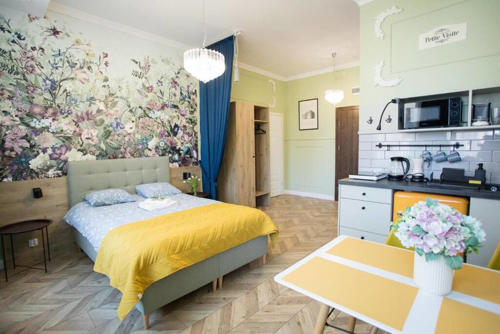 Petite Visite No. 18A